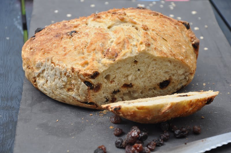 Rustikt brød med havregryn og rosiner (Langtidshævet og grydebagt) opskrift - Lækker hjemmelavet ret