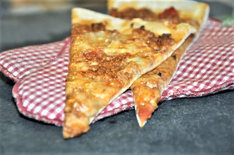 Pizza med kødsovs Pizza med kødsovs opskrift - Lækker hjemmelavet ret