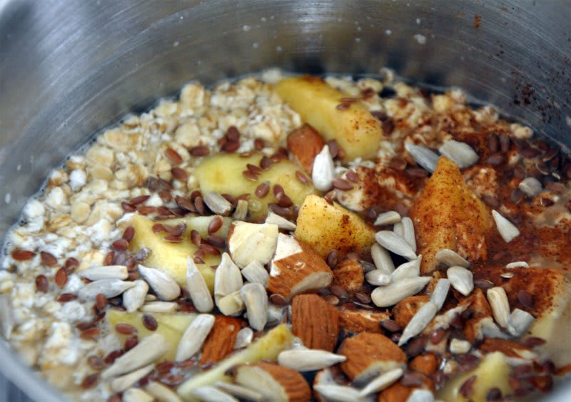 Morgengrød med æble, frø og kerner Morgengrød med æble, frø og kerner opskrift - Lækker hjemmelavet ret