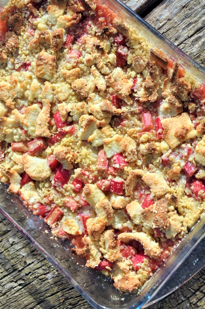 Rabarber crumble med marcipan chunks Rabarber crumble med marcipan chunks opskrift - Lækker hjemmelavet ret