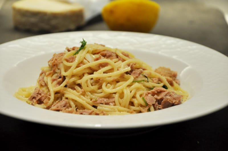Tun og spaghetti med syrlig citron Tun og spaghetti med syrlig citron opskrift - Lækker hjemmelavet ret