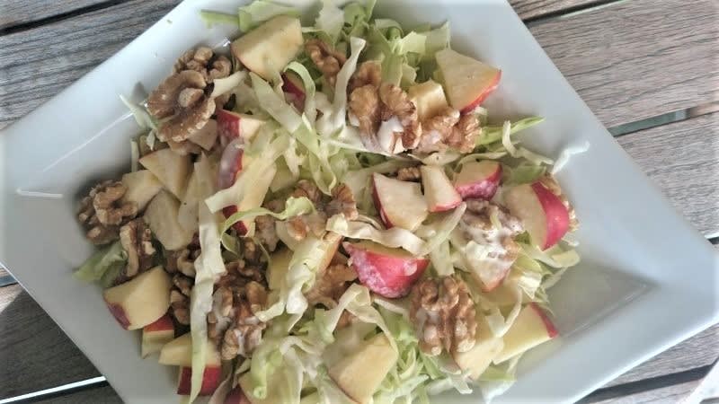Sød spidskålsalat med mormordressing opskrift - Lækker hjemmelavet ret