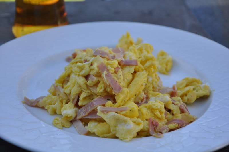 Scrambled eggs med skinke