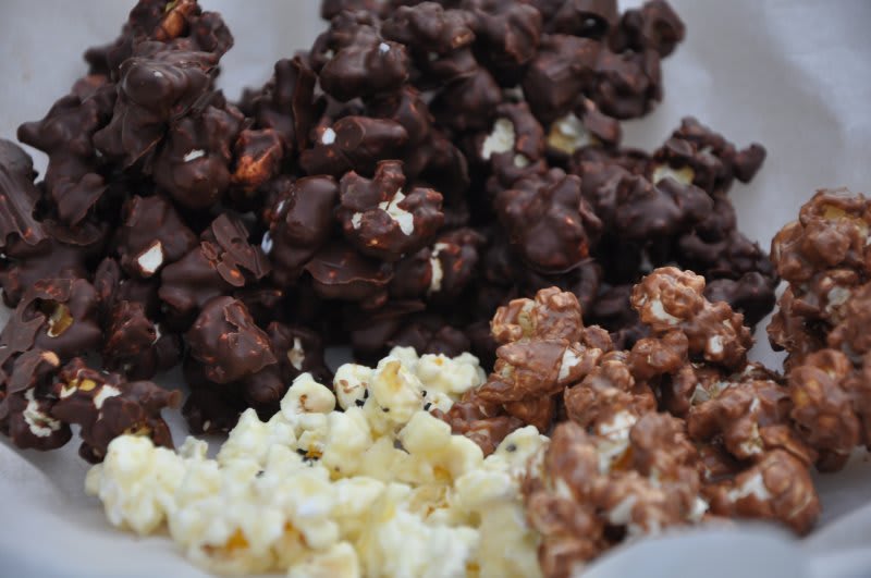 Popkorn med hvid,lys og mørk chokolade