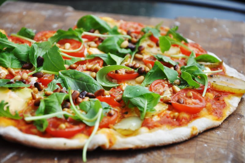 Grillet pizza med mascarpone,kartoffelskiver og pinjekerner  opskrift - Lækker hjemmelavet ret