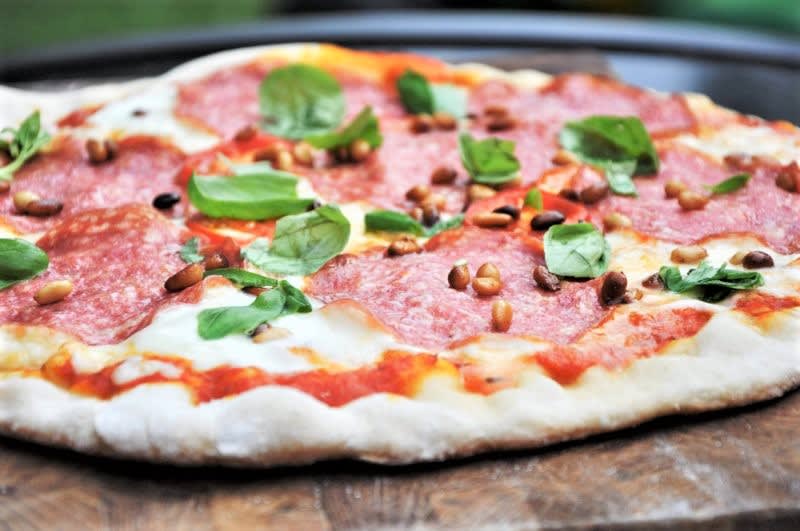 Grillet sprød pizza med italiensk salami opskrift - Lækker hjemmelavet ret