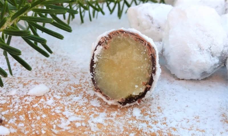 Hjemmelavede snebolde med marcipan og sprød chokolade Hjemmelavede snebolde med marcipan og sprød chokolade opskrift - Lækker hjemmelavet ret