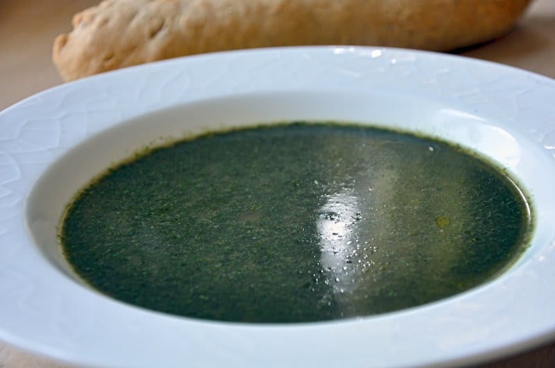 Brændenældesuppe-kan laves i naturen. Brændenældesuppe-kan laves i naturen. opskrift - Lækker hjemmelavet ret