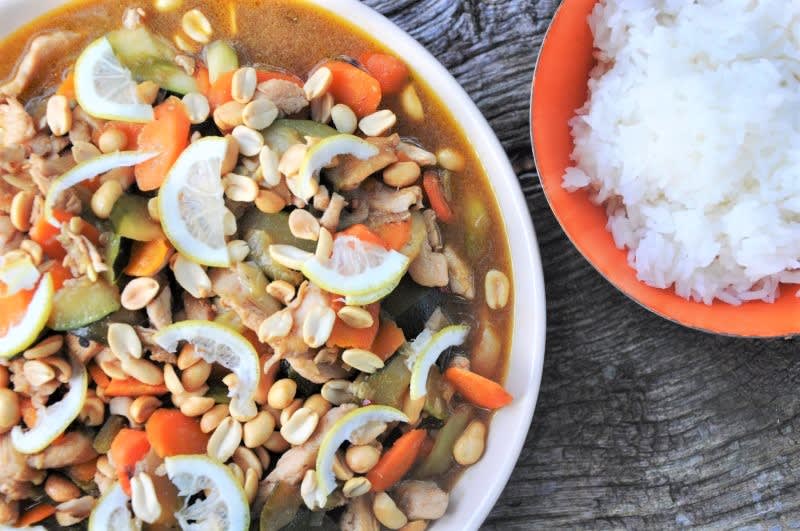 Wokstegt kylling med sød chilisovs opskrift - Lækker hjemmelavet ret