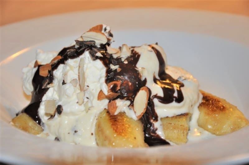 varm bananasplit med is
