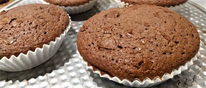 Chokolademuffins med hakket chokolade og nødder Chokolademuffins med hakket chokolade og nødder opskrift - Lækker hjemmelavet ret