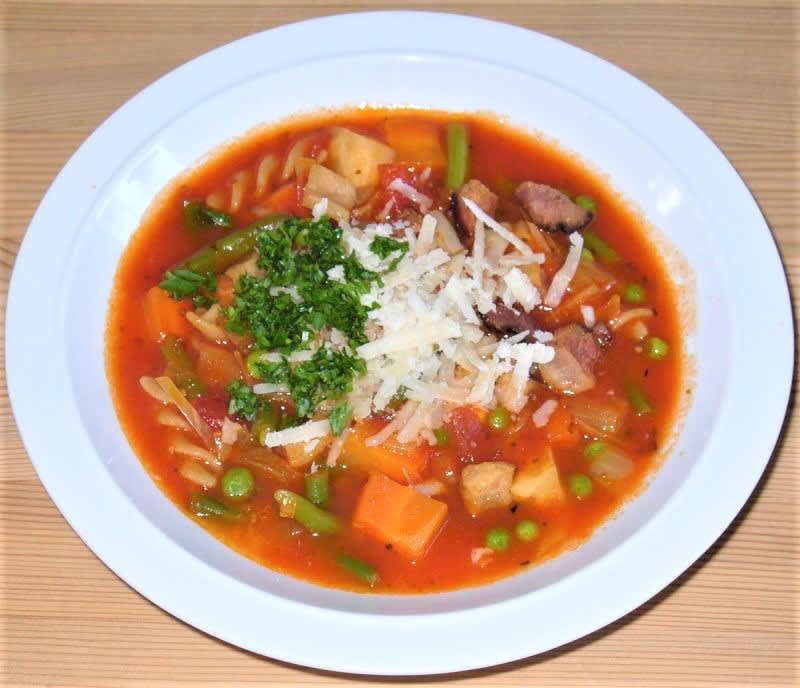 Tomatsuppe med grøntsager.