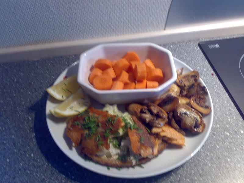 Stegt ørred med stegte svampe (forslag til sund frokost) opskrift - Lækker hjemmelavet ret