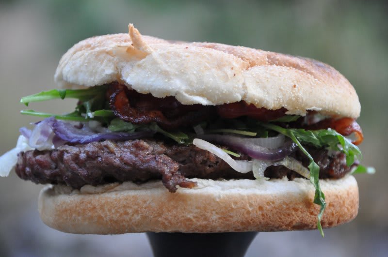 Grillet Burger med glaseret rødløg opskrift - Lækker hjemmelavet ret