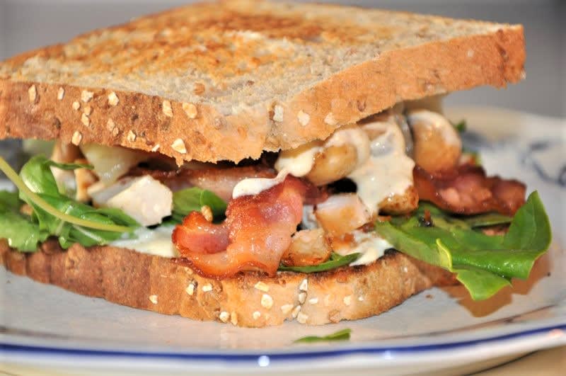 Sandwich m.bacon, kylling og ananas opskrift - Lækker hjemmelavet ret
