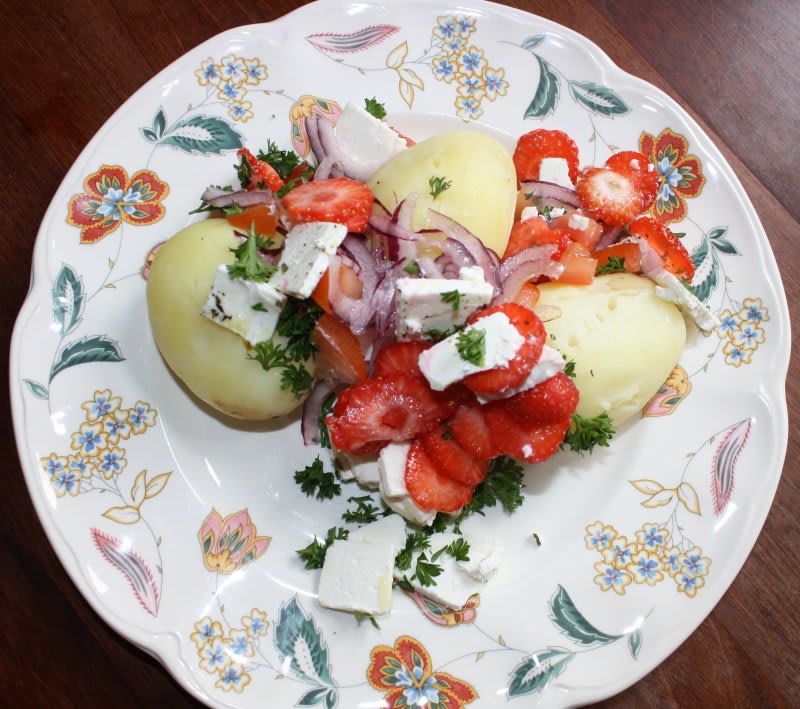 Sommerkartoffelsalat m. jordbær