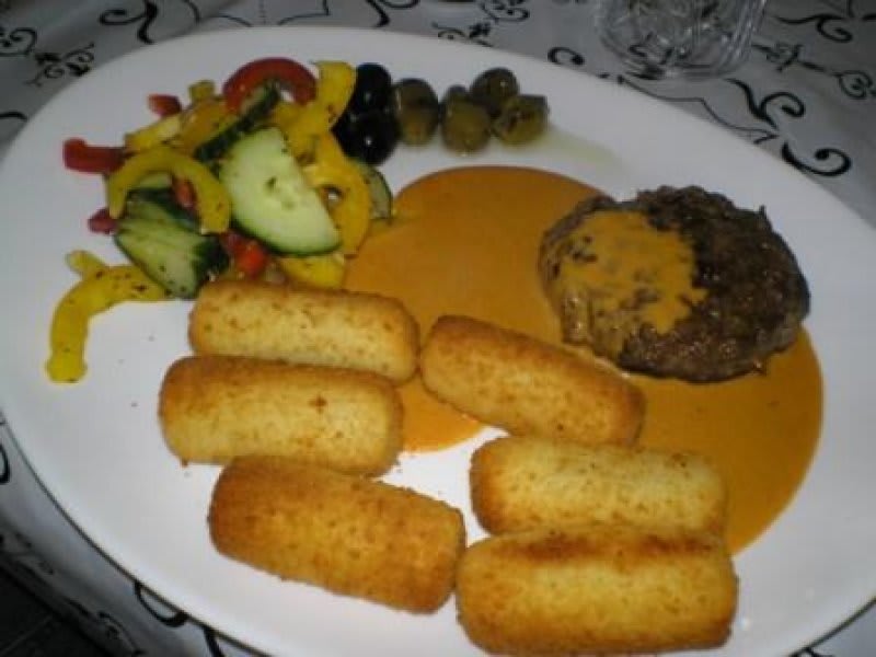 BarbequeBøf m.kroketter, peberfrugt/agurksalat og Barbequesa