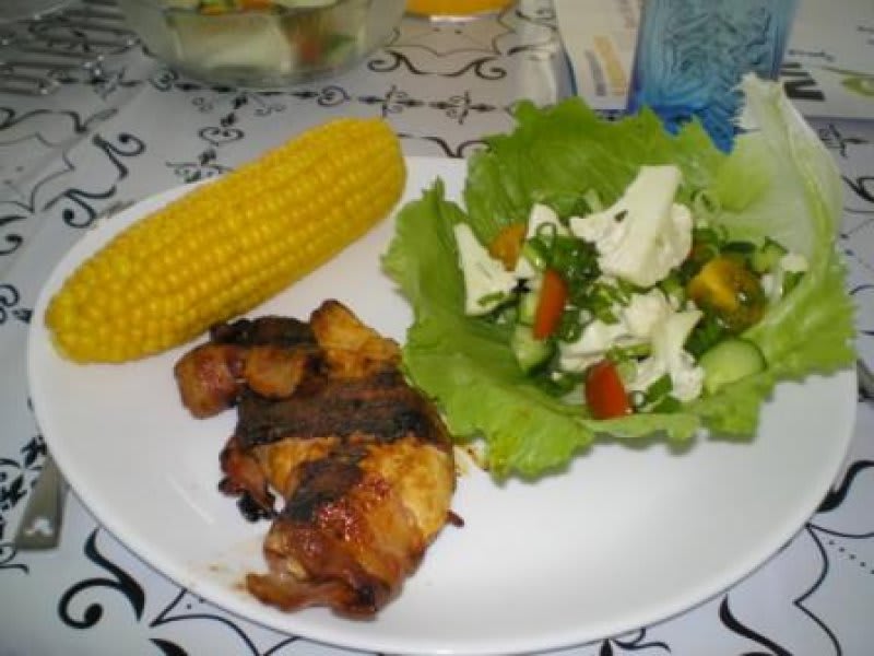 Kyllingebryst, BBQ marineret m. verdens krydderiet. Salatskå