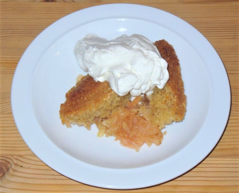 Bagt æblekage med revne æbler. opskrift - Lækker hjemmelavet ret