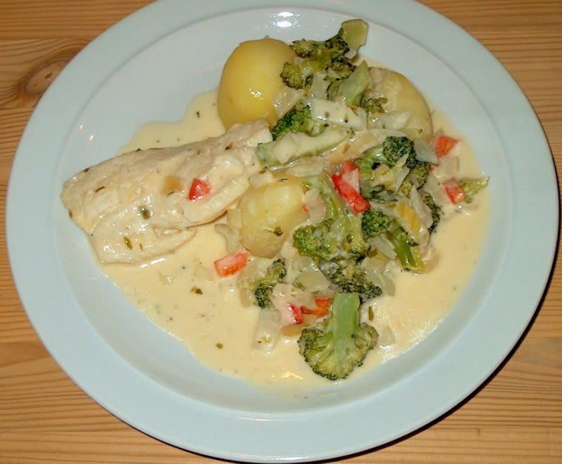 Fiskeret med broccoli og rød peber.