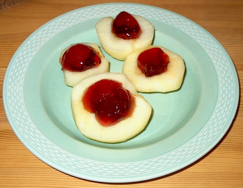 Halve æbler med gelé.