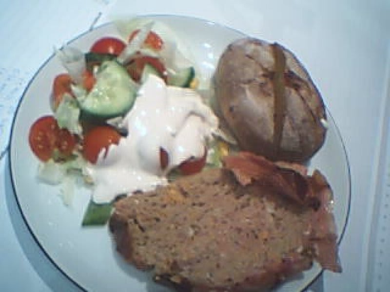 Farsbrød med bacon.Bagtekartofler & salat Farsbrød med bacon.Bagtekartofler & salat opskrift - Lækker hjemmelavet ret