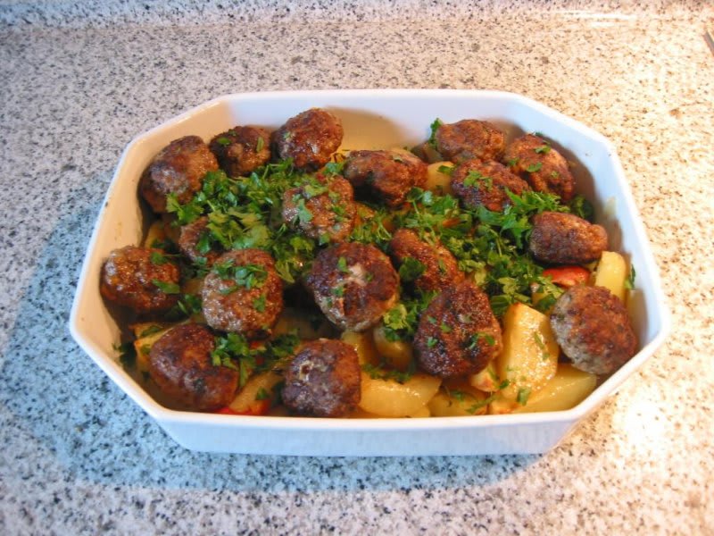 Köfte, tyrkiske lammefrikadeller med ovnbagte kartofler opskrift - Lækker hjemmelavet ret