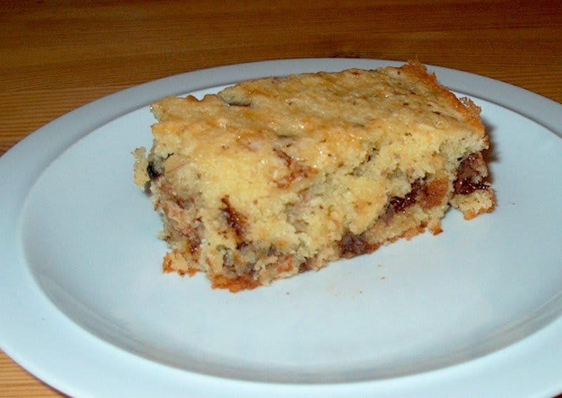 Lækker kage med chokolade, kokosmel, mandler og rosiner.