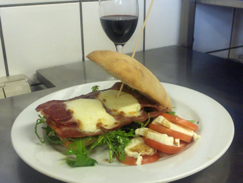 Prosciutto sandwich m/rucola Prosciutto sandwich m/rucola opskrift - Lækker hjemmelavet ret