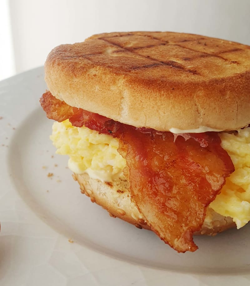 Æg & bacon sandwich Æg & bacon sandwich opskrift - Lækker hjemmelavet ret
