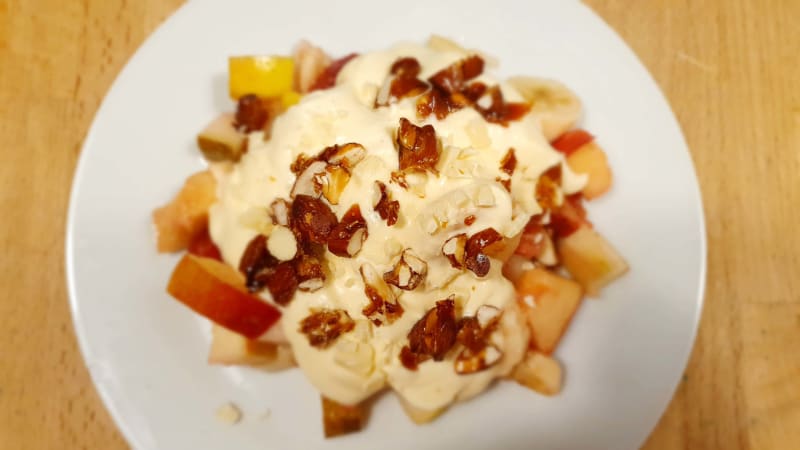 Frugtsalat med creme Frugtsalat med creme opskrift - Lækker hjemmelavet ret