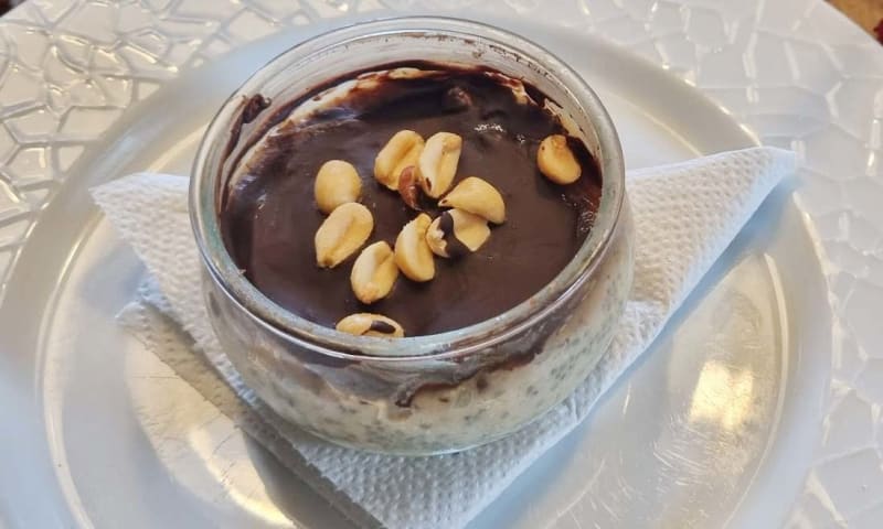 Snickers overnight oats Snickers overnight oats opskrift - Lækker hjemmelavet ret
