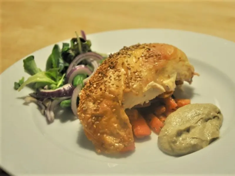 Hel Kylling med grønsalat med broccoli og ristede mandler og
