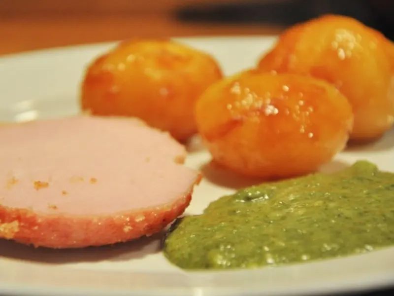 Hamburgerryg med grønlangkål & brunede kartofler