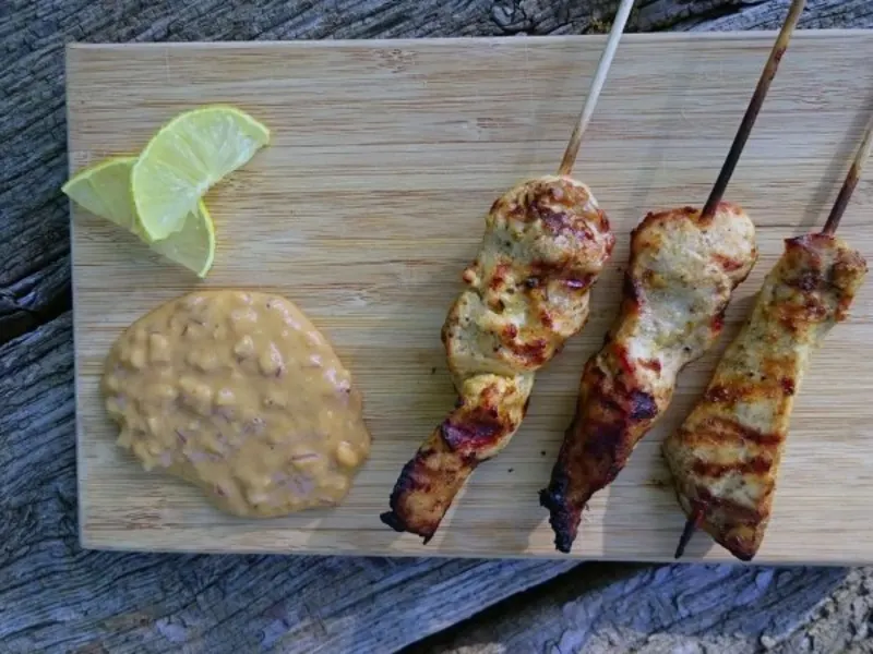 Kylling Satay med krydret peanuts sauce Kylling Satay med krydret peanuts sauce