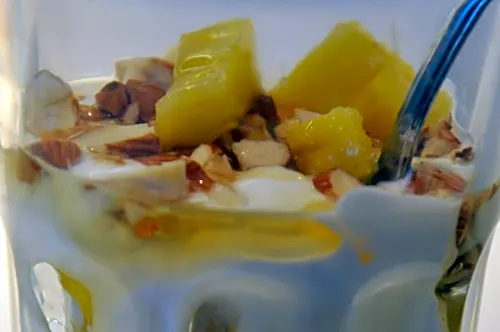 Græsk yoghurt med Frisk skåret ananas, mandler og Honning