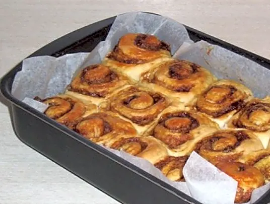 Kanelsnegle i fad