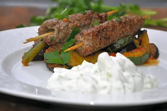 Cevapcici med ovnstegte grønsager og tzatziki(græsk)