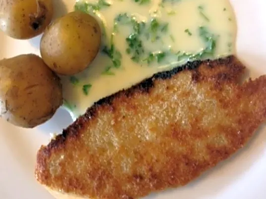 Fiskefilet med kartofler og persillesauce.