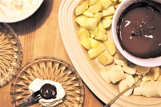 Chokolade fondue med flødeskum - børnene elsker det