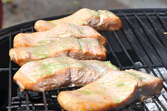 Grillet laks med nye kartofler & grønne asparges