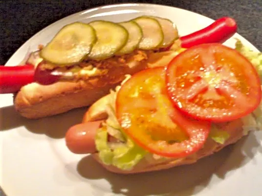 Hot dog alm. og med salat