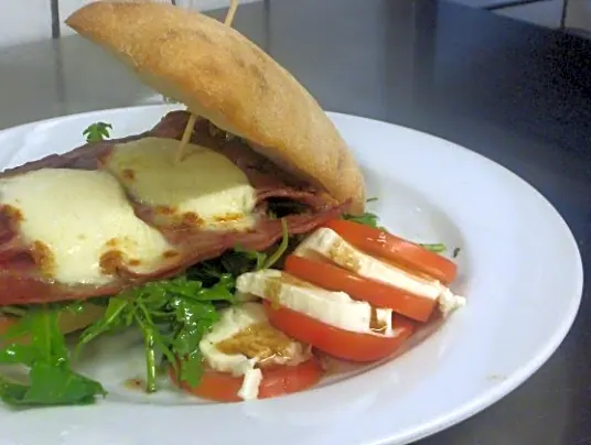 Prosciutto sandwich m/rucola