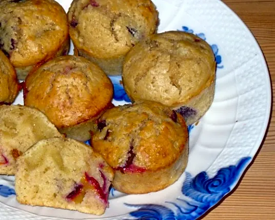 Muffins med blommer og marcipan.