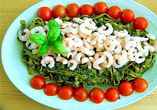 Pasta med rejer og pesto.