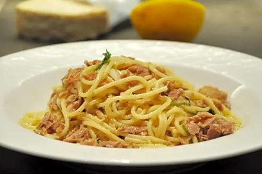 Tun og spaghetti med syrlig citron