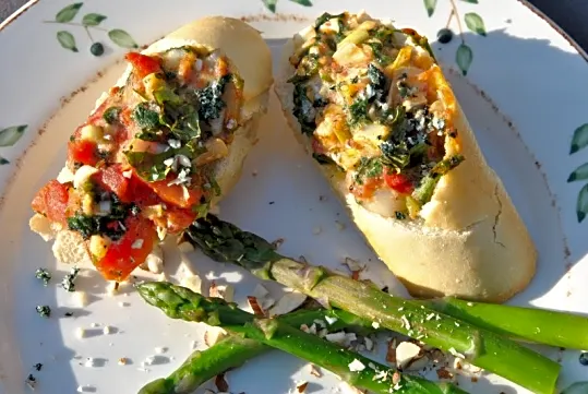 Bruschetta med tomat, brændenælde og gedeost.