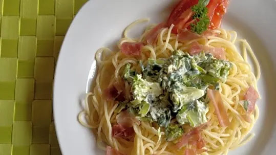 Spaghetti med lufttørret skinke og flødeostgrønt