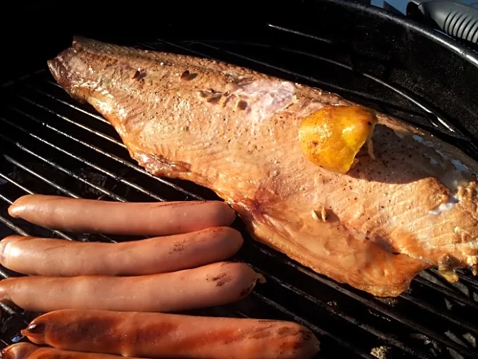 Grillet laks med bøgesmuld