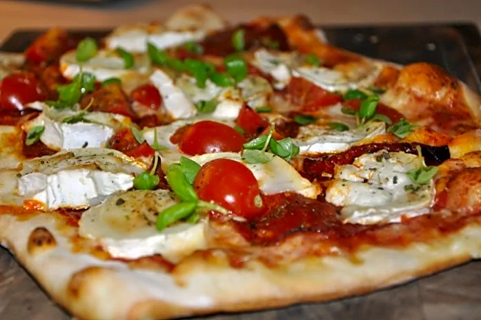 Pizza med salami, frisk basilikum og gedeost